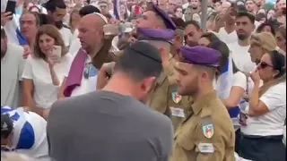 Ishay Ribo Chokes Up Singing at IDF Soldier’s Funeral