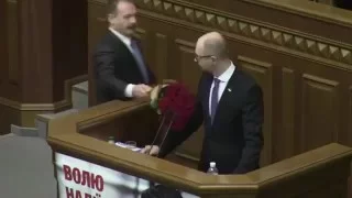 Янукович защищает Яценюка, от Барна/Yanukovych protects Yatsenyuk from Barna.