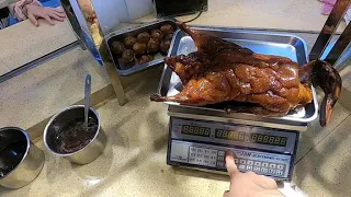 #烧腊#烧鹅#烧鸭#广州美食， 老板进店就买一只烧鸭，过秤一算不到一百，阿成斩出两盒肉