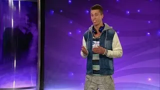 Här hoppar Hampus Ribnell på Alexander Bard under hans audition i Idol 2014 - Idol Sverige (TV4)