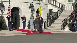 Zelensky arrives at the White House for meetings with Biden.