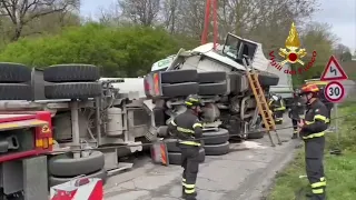 Latina: incidente tra camion ai confini con Roma, uomo incastrato tra lamiere cabina