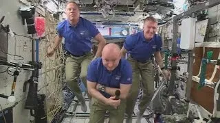 Tim Peake and colleagues synchronise a zero-gravity somersault