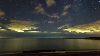 Glowing clouds in the night sky Timelapse with stars Таймлапс звездного неба