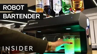 Robot Bartender Effortlessly Makes Cocktails