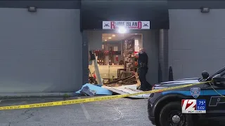 5 suspects sought in Warwick smash-and-grab