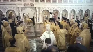 Patriarch Kirill takes a tumble