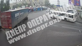 В Днепре на Донецком шоссе грузовик "зацепил" легковушку
