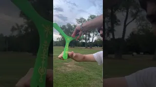 How to throw a Plastic Beginner Boomerang 🪃 📚#learn #tutorial #boomerangs #cool #funny