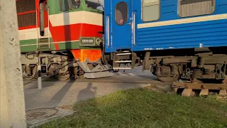 ТЭП70-0381 "Михась Лыньков" с пассажирским поездом близ лидских тепловых сетей.перегон Лида-Гутно.