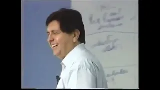 El ex presidente Alan Garcia Perez en una clase de "Historia del Perú Republicano" video del 2003.