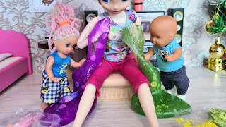 MOM IS NOT A SLIME! Katya and Max are a fun family! Funny dolls in real life stop motion