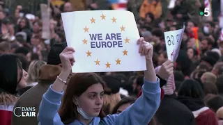 En Géorgie, la victoire des manifestants pro-européens - Reportage #cdanslair 10.03.2023