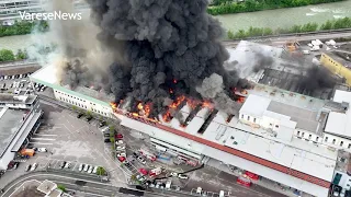 Bolzano, maxi incendio in una fabbrica: le prime immagini