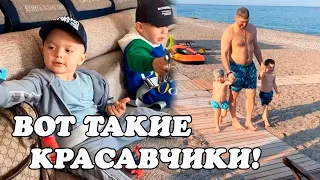 Анастасия Шубская с мужем Александром Овечкиным и сыновьями улетела в теплые края