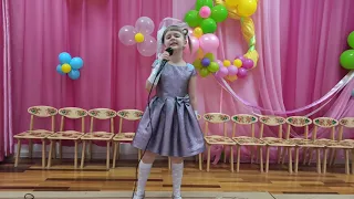 Ева Ангелова, 7 лет. Исполнение песни "Что такое счастье" муз.Е.Рогова, сл.О.Сердцева