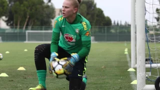 CBF TV acompanha último treino das goleiras Dani e Bárbara nos EUA