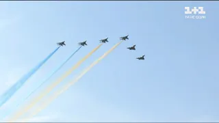 Парад до Дня Незалежності завершився пронесенням синьо-жовтого стягу винищувачами "МіГ-29"