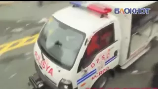 Полицейский автомобиль врезался в протестующих перед посольством США в Маниле
