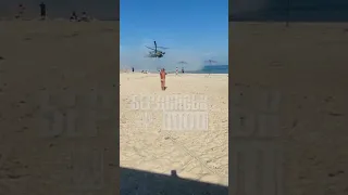 Вертолет над головой отдыхающих на пляже в Бердянске