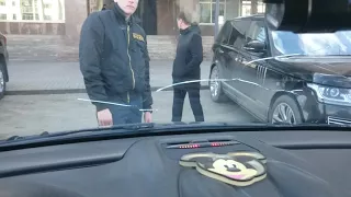 26 апреля 2018 года охрана ЗАО "Русская медная компания" препятствует въезду на парковку.