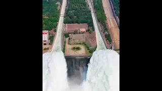 Three Gorges Dam - самая большая в мире плотина,торая находится на реке Янцзы, в Китае.