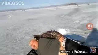Клюёт пьяный мужик спит на льду