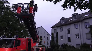 Blitzeinschlag löst Dachstuhlbrand aus in Bonn-Friesdorf am 17.06.20