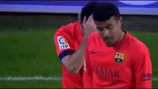 Lionel Messi knock by  bottle thrown by Valencia fans ( Highlights )