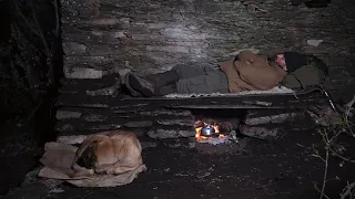 2-Days.I built a hot and cozy stone bed oven.Sleep outside without a shelter without a tent survivor