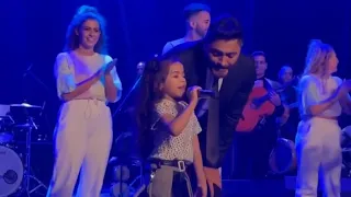 تامر حسني يفاجئ الطفلة الجميلة " تاليا " من الجماهير و بيطلعها تغني معاه اغنية صعبة