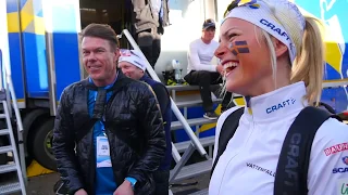 Glädjeyra när damerna tar stafettguldet – Vi följde med på medaljceremonin.