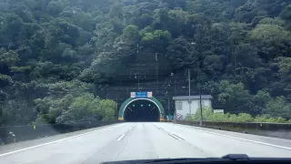 Túnel - descendo a serra para Santos litoral