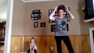 Танец беременной мамы и дочки