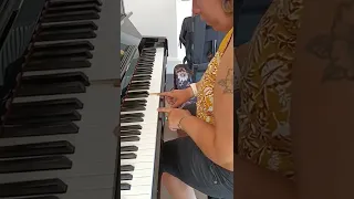 j'essaye le piano à la gare de Caen mais je suis pas un surdouer comme mon filleul