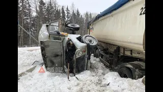 Пассажир во время ДТП с Фурой выпал из УАЗа и скончался на месте в Калужской области