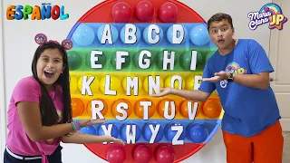 Maria Clara y JP enseñan el abecedario con juguetes Pop it y Fidget Toys