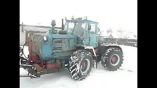 Уборка снега трактором Т-150К с двигателем СМД-62.