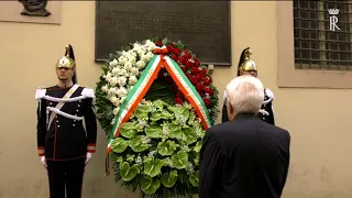 Mattarella depone una corona di fiori sotto la lapide dell’On. Aldo Moro