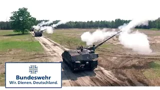 Panzerhaubitzen kämpfen zwischen Häusern - Bundeswehr