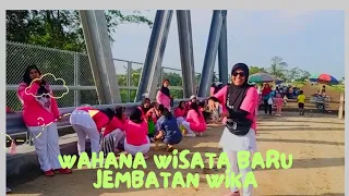 Jembatan baru WIKA Purbalingga sebagai wahana wisata baru yang ramai dikunjungi warga