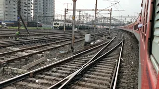 Entering Howrah Railway Station 12304 Poorva Express #howrahstation #entering #Poorvaexp