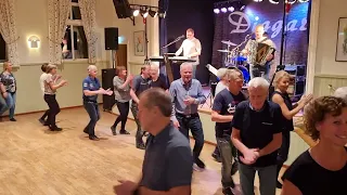 Sätila Bygdegård 30/11 2022. Diggarna spelar en Parisepolka.