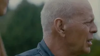 Bruce Willis earpiece scene (American Siege)