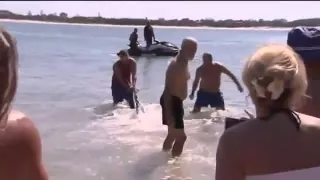 В Австралии пенсионер спас детей от акулы