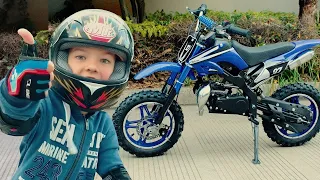 Den está reparando una Moto nueva para Niños! | Reparación de Motocicletas!