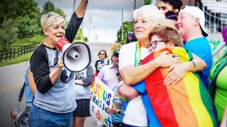 ‘Free Mom Hugs’ Offers a Mother’s Love to LGBTQ Community