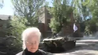 Україна новини   07 05 2014   Славянск  Рёв бронетехники по городу, не даёт закончить интервью