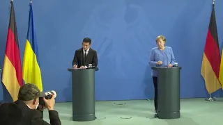 Україна в небезпеці, – Зеленський зажадав конкретики від Меркель під час зустрічі у Берліні