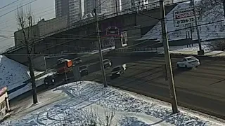 Момент ДТП на улице Калинина в Красноярске с пострадавшими